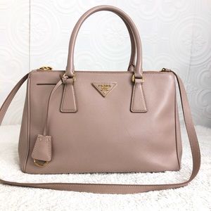 🌸OFFERS?🌸💯%Authentic Prada Leather Purse